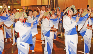 附近市民跳盂兰盆节会舞时发放环保袋（达耐时）